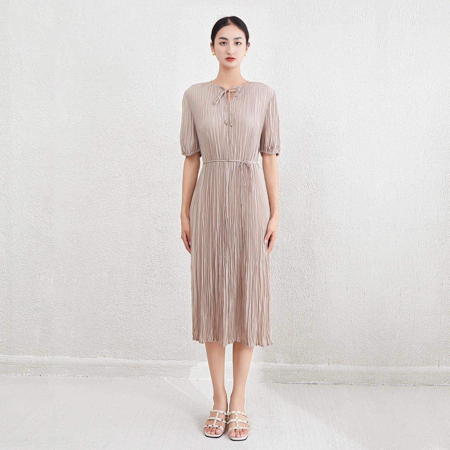 Dresses for women with a sense of niche design. Lace up waist with bubble sleeves for long dresses